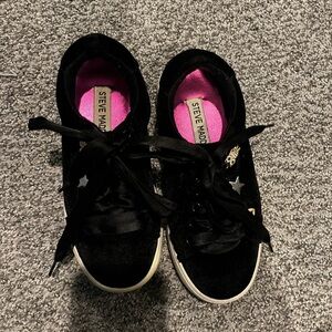 Steve Madden girls velvet sneakers with ribbon shoelace